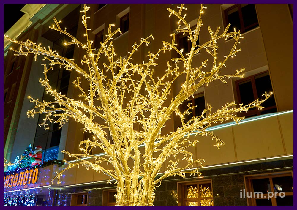 Новогодние деревья с уличными гирляндами тёпло-белого цвета на стволе и ветках из алюминия