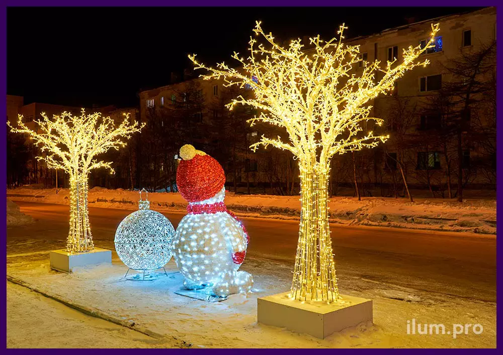 Новогоднее украшение входной группы в Сусуманзолото, установка светящихся деревьев и снеговика с мишурой