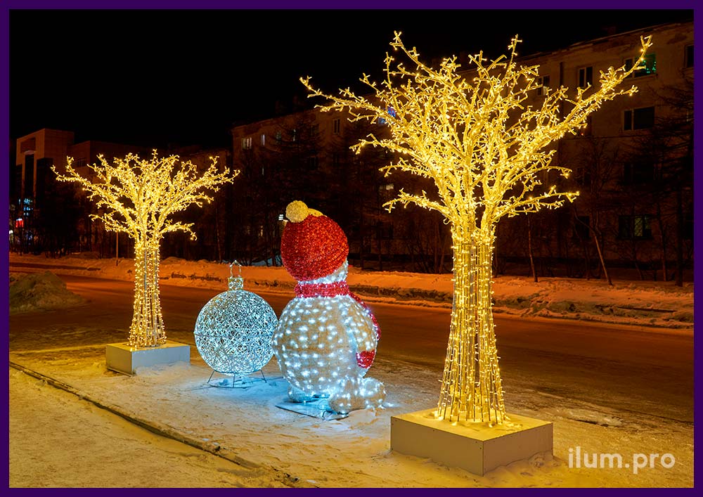 Светодиодные декорации в Магадане на Новый год, фигуры снеговиков и деревья с гирляндами