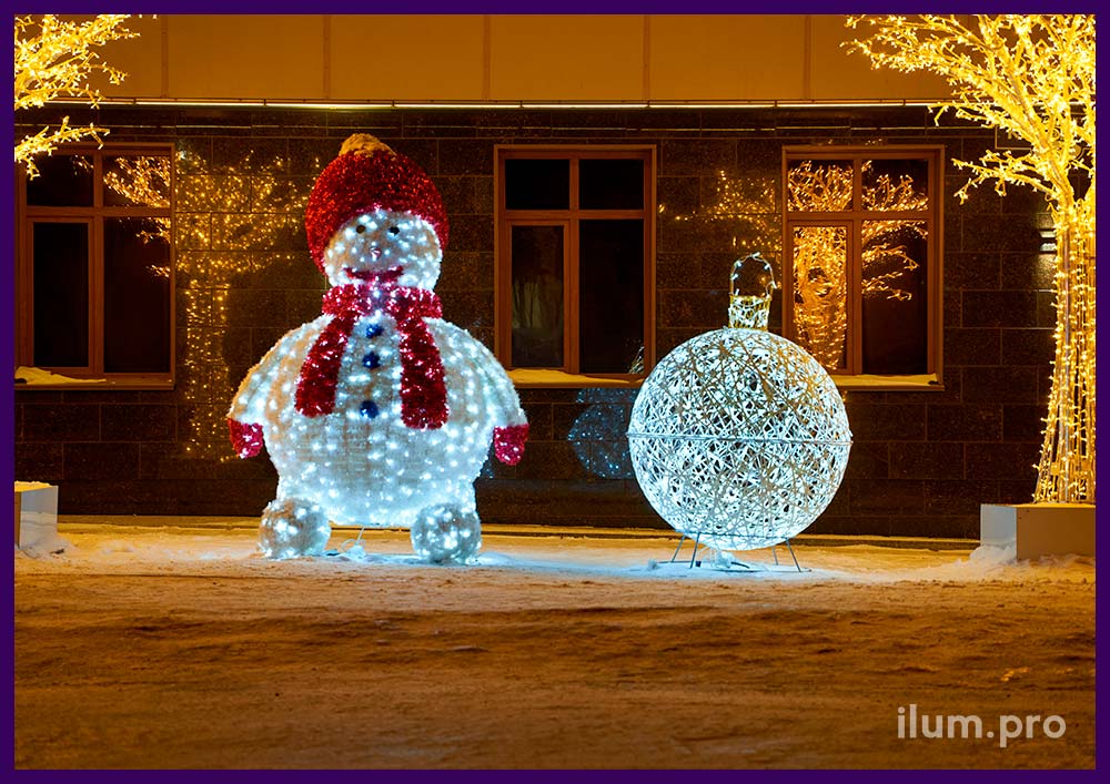 Снеговик с мишурой и гирляндами и другая иллюминация в Магадане от производителя