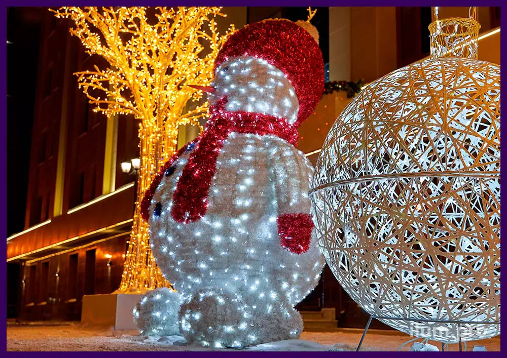 Украшение Сусуманзолото новогодними декорациями в форме деревьев и снеговиков и гирляндами