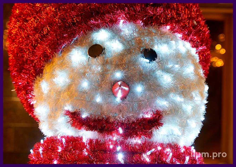 Пушистая световая фигура снеговика с уличной мишурой на проволоке и подсветкой гирляндами