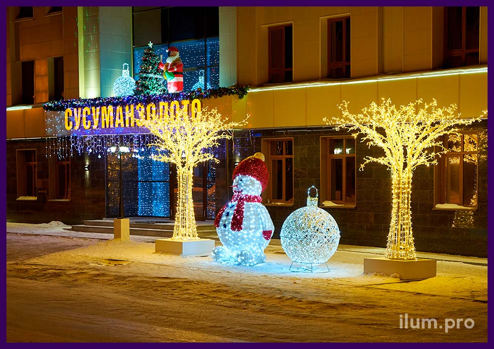 Новогодние декорации в Магадане, снеговик и деревья с гирляндами, защита по стандарту IP65