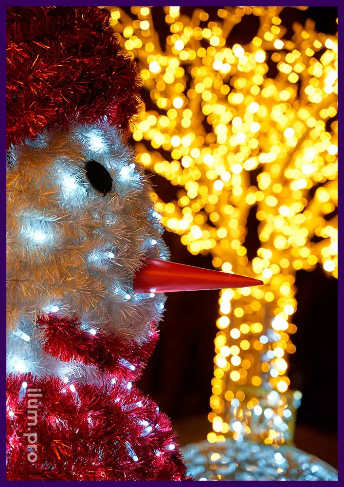 Уличные декорации с гирляндами на Новый год, фигура снеговика с мишурой