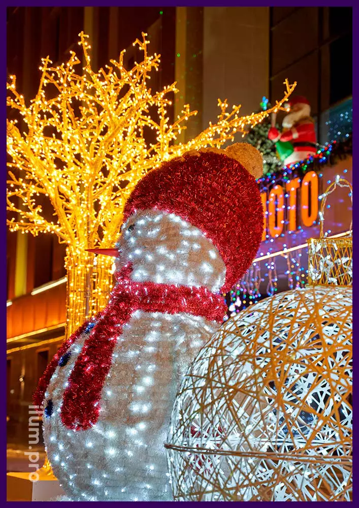 Пушистая фигура снеговика с каркасом из алюминия и подсветкой гирляндами, покрытие ковром из мишуры