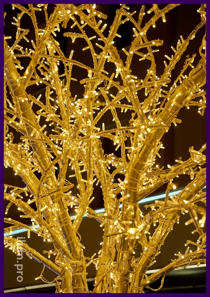 Дерево с каркасом из алюминия и тёпло-белыми гирляндами IP65 для украшения площади в Магадане