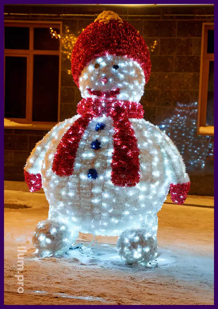 Снеговик с пушистой мишурой и светодиодными гирляндами для украшения улицы в Магадане на Новый год