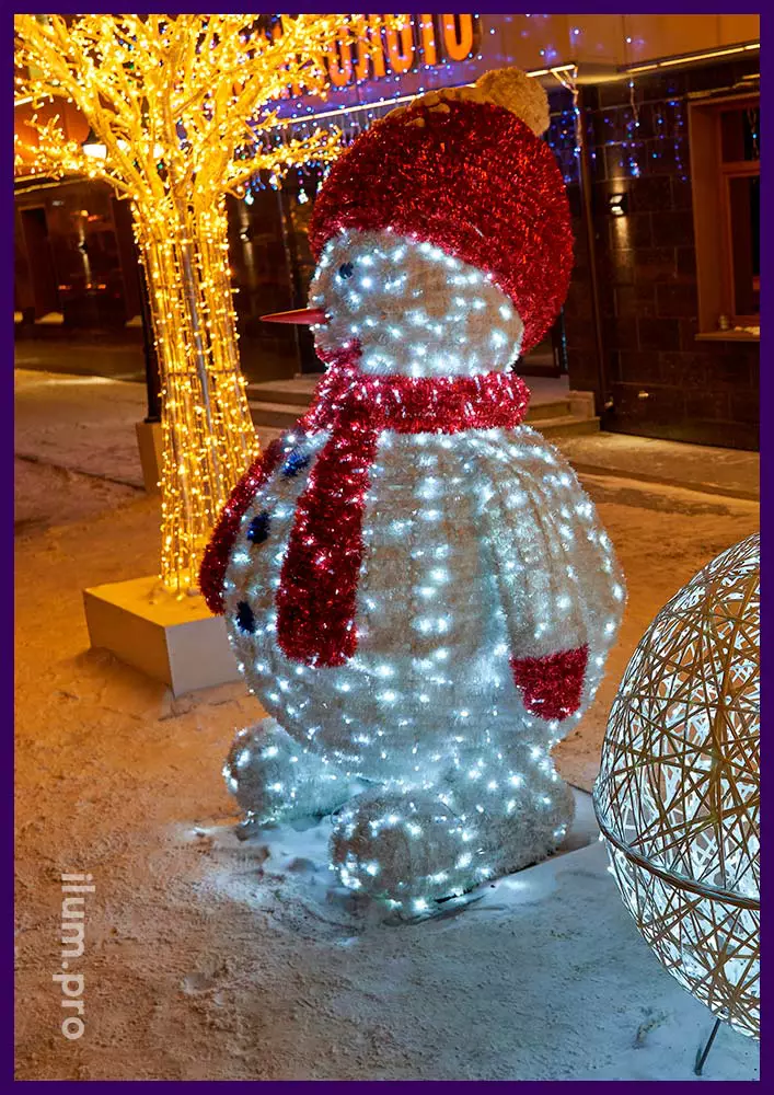 Снеговик-великан из металлического каркаса, ковра из уличной мишуры и светодиодных гирлянд IP65