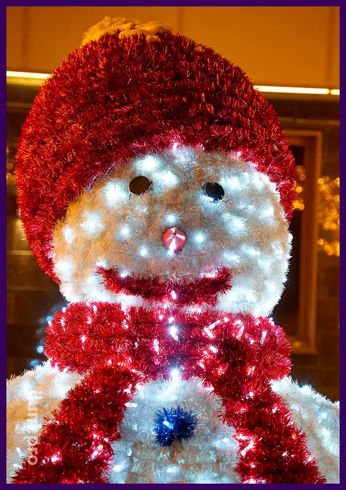 Декоративная светодиодная фигура в форме снеговика с гирляндами и мишурой белого и красного цвета
