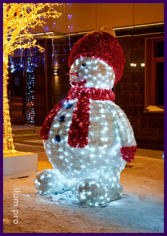 Снеговик с гирляндами высотой 2,5 метра и поверхностью из пушистой мишуры