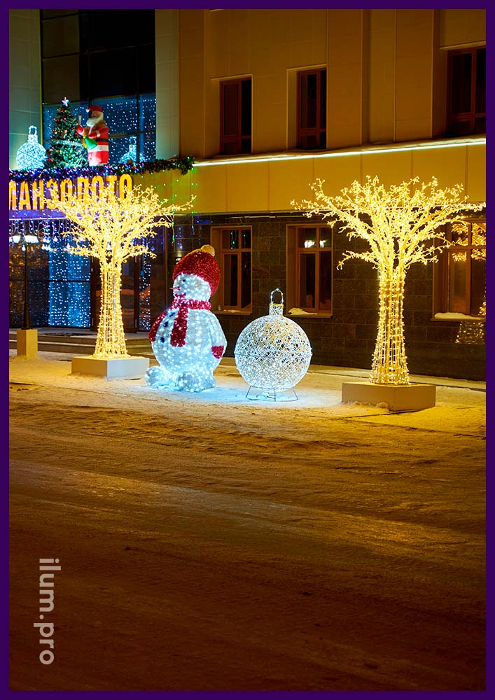 Снеговики светящиеся и деревья с гирляндами - новогодние декорации в Магадане для украшения улицы