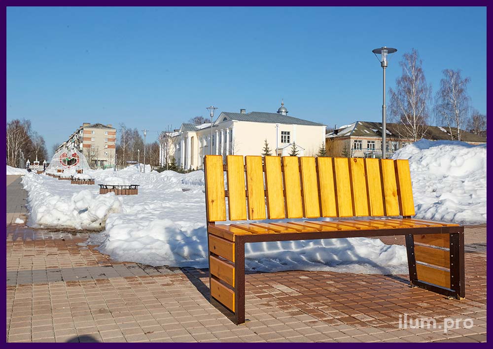 Садово-парковая уличная скамейка из деревянного бруса с пропиткой и лаком и крашеным стальным каркасом