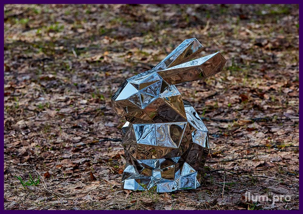 Металлический полигональный арт-объект из зеркальной нержавеющей стали в форме сидящего зайца