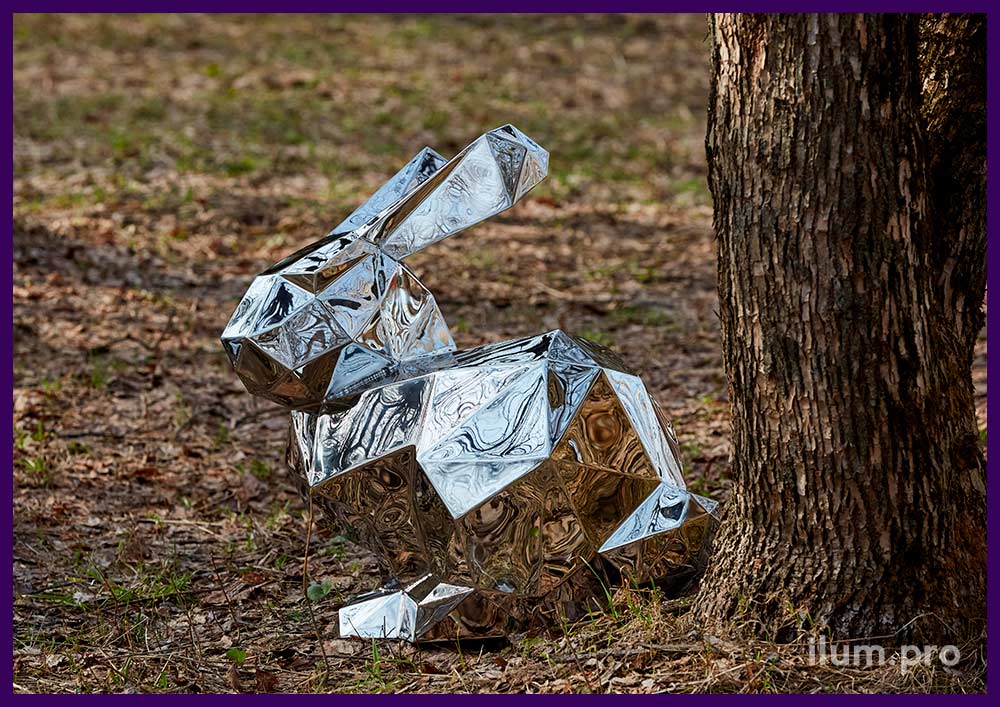 Стильные ландшафтные скульптуры из зеркальной нержавейки - полигональные зайцы в парках