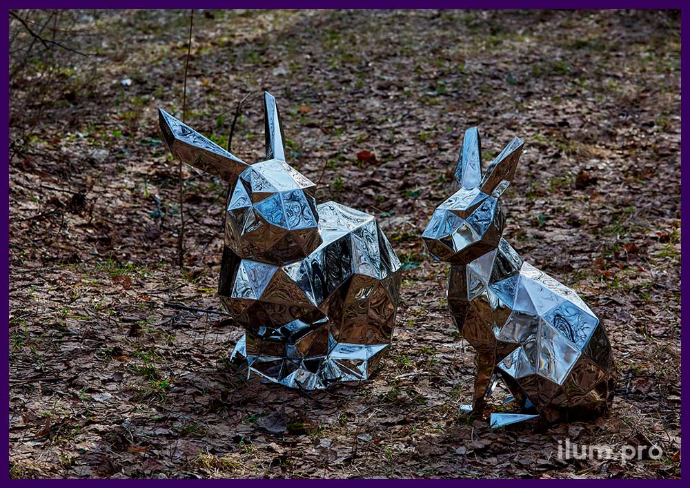 Скульптуры зайцев металлические полигональные с полированной поверхностью, которая блестит