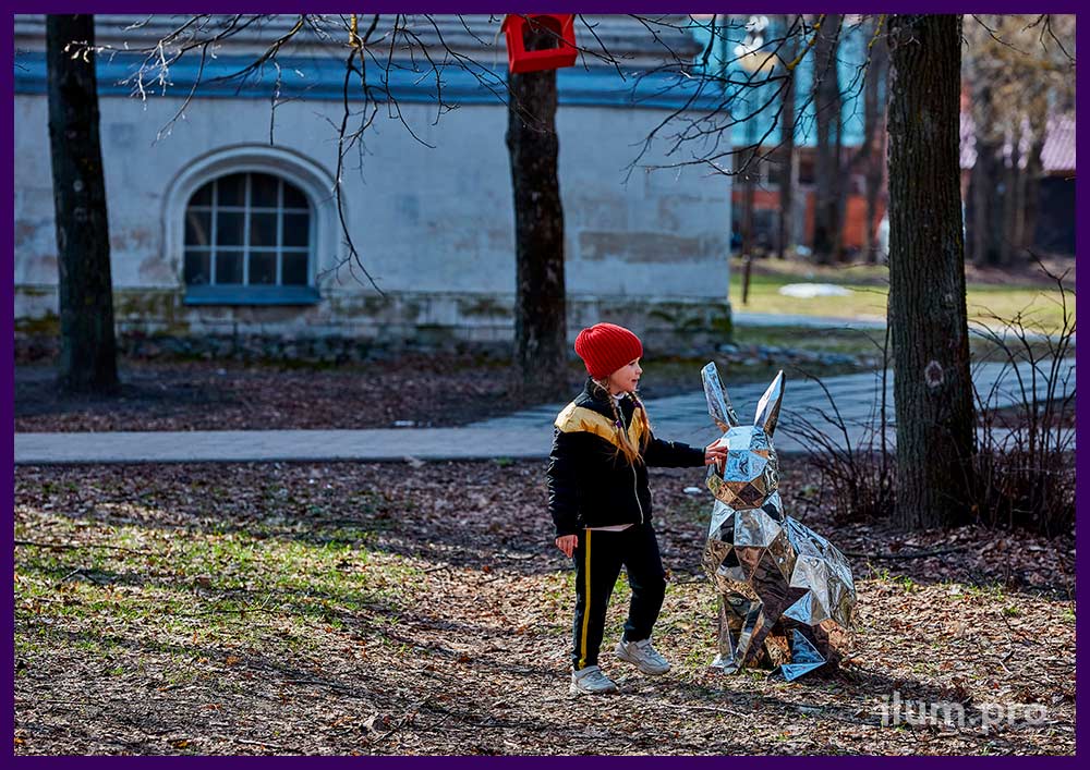 Фотозона с полигональными зайцами из зеркальной нержавеющей стали в городском парке
