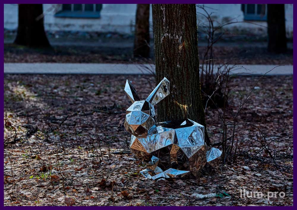 Уличные арт-объекты из зеркальной нержавейки в форме полигональных зайцев для парка
