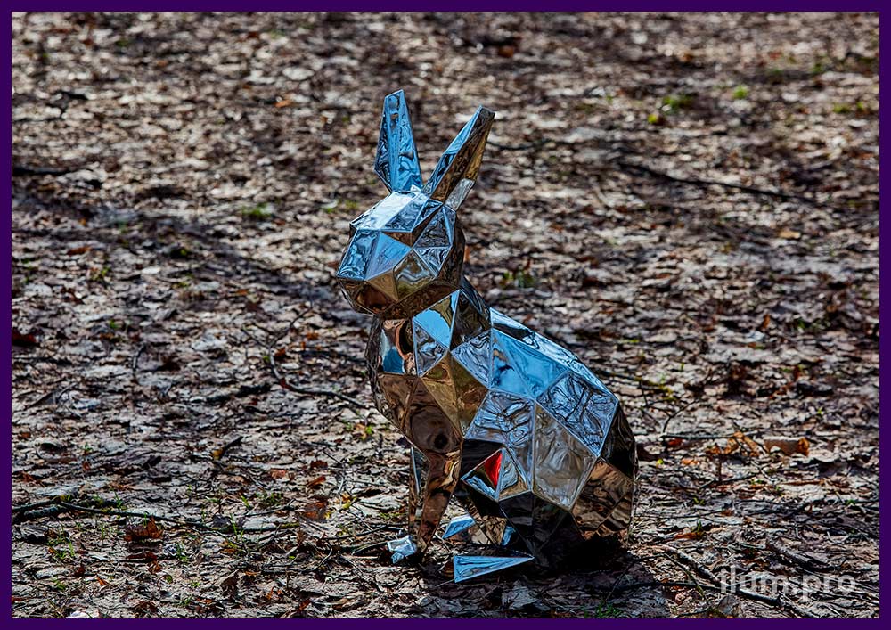 Благоустройство территории парка, зеркальные полигональные статуи зайцев из нержавейки