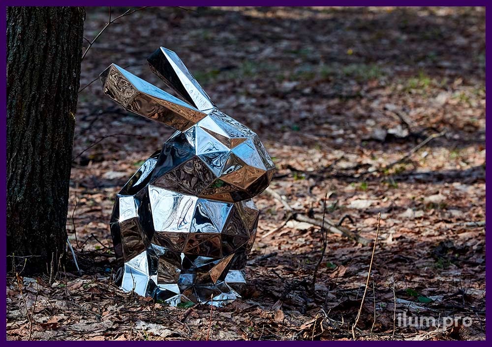 Полигональный кролик из зеркальной нержавейки, ландшафтный арт-объект из металла