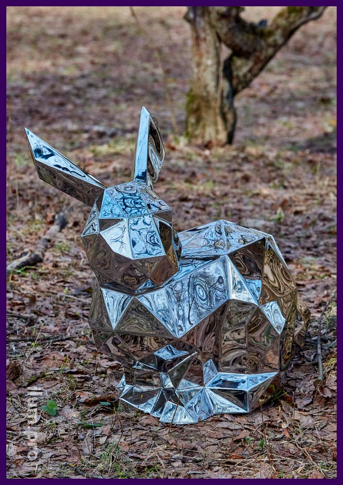 Скульптуры из металла - зеркальные полигональные зайцы с полированной поверхностью