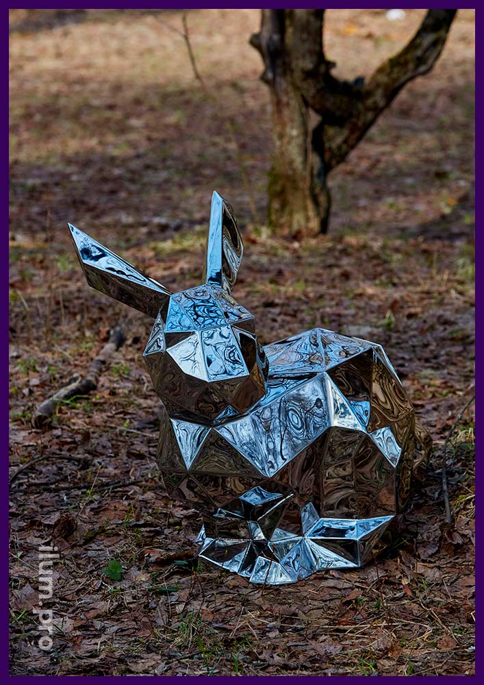 Благоустройство парка, украшение территории полигональными фигурами зайцев из зеркальной стали
