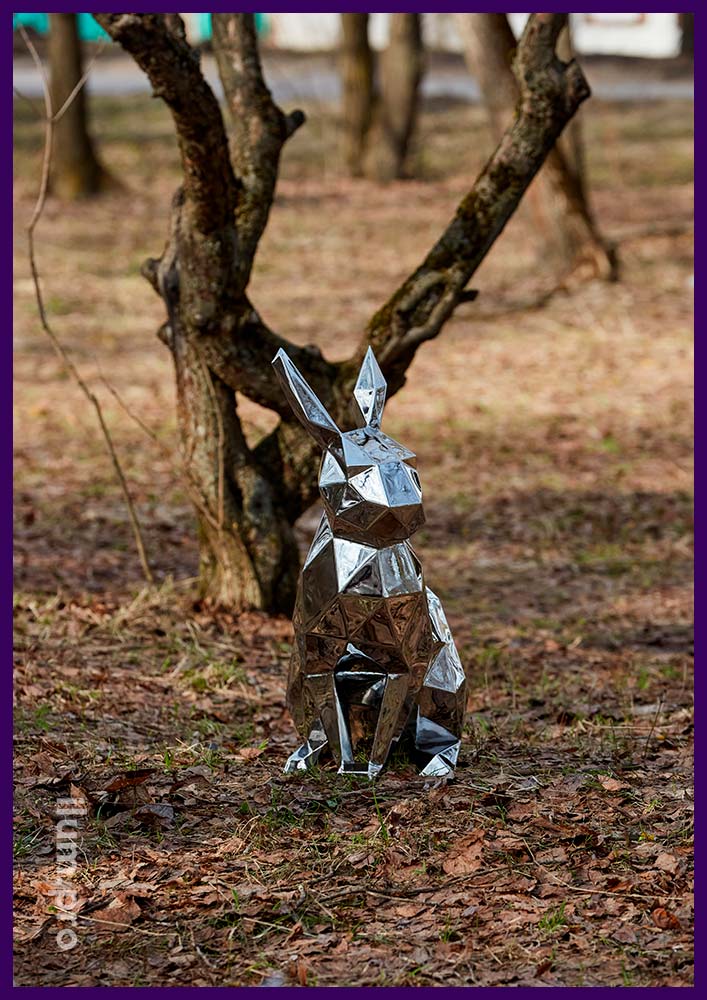 Благоустройство парка, установка полигональных фигур зайцев из зеркальной нержавейки