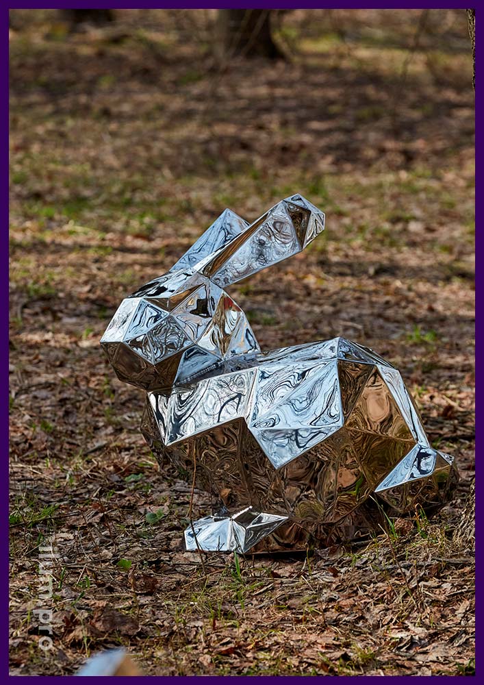 Ландшафтная скульптура из зеркальной нержавеющей стали в форме полигонального зайца
