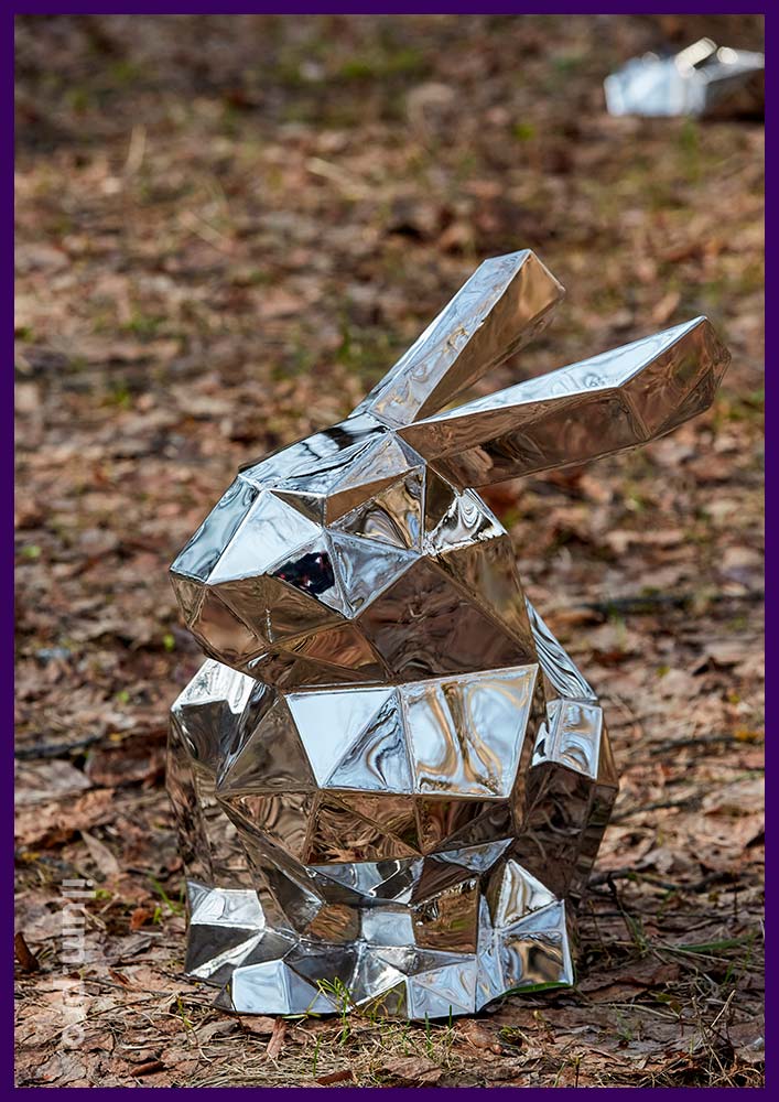 Фотозона с блестящими полигональными скульптурами в форме полигональных зайцев разных размеров