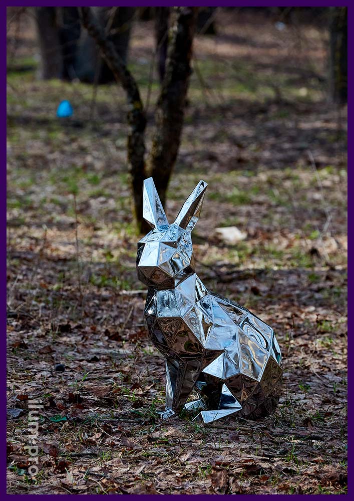 Украшение территории металлическими полигональными скульптурами зайцев из зеркальной нержавейки