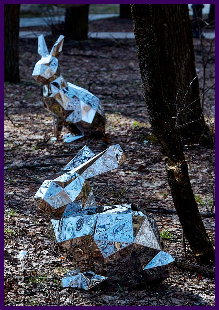 Украшение парка металлическими полигональными зайцами из зеркальной нержавейки