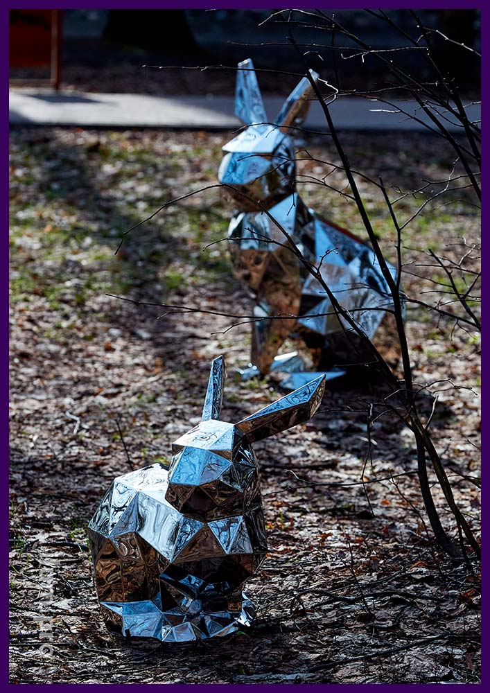 Заяц металлический полигональный с зеркальными гранями из нержавеющей стали в городском парке