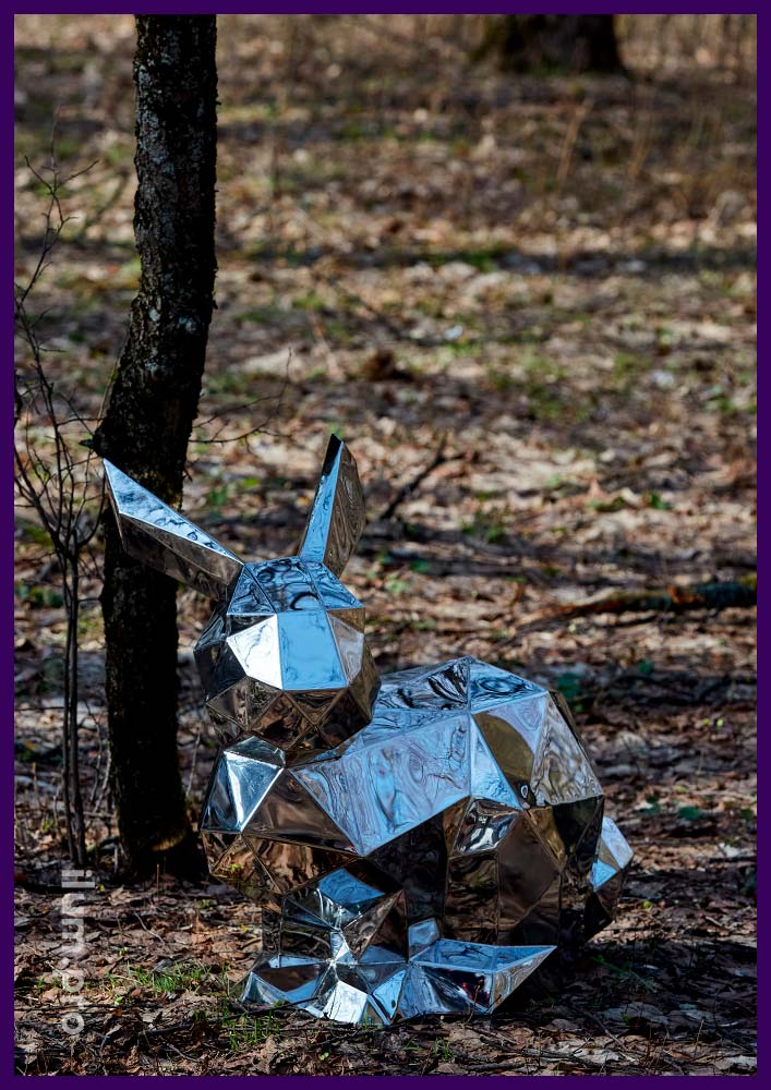 Металлическая полигональная скульптура зайца из зеркальной нержавейки для благоустройства территории