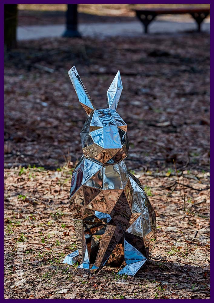 Зеркальная полигональная скульптура в форме кролика из нержавеющей стали - фотозона для парка