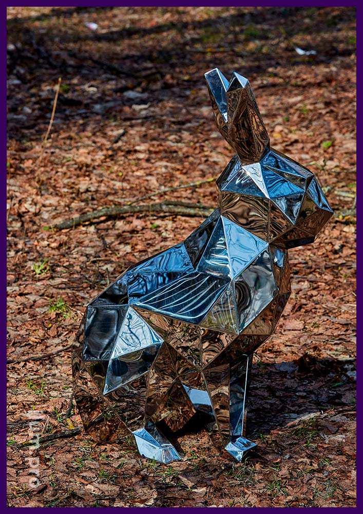Заяц из нержавейки - объёмная полигональная скульптура с зеркальной поверхностью на улице