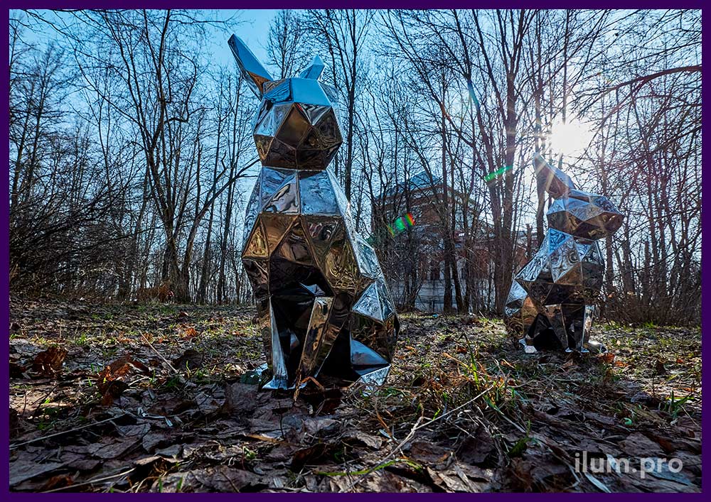 Украшение парка металлическими статуями полигональных зайцев из зеркальной нержавейки