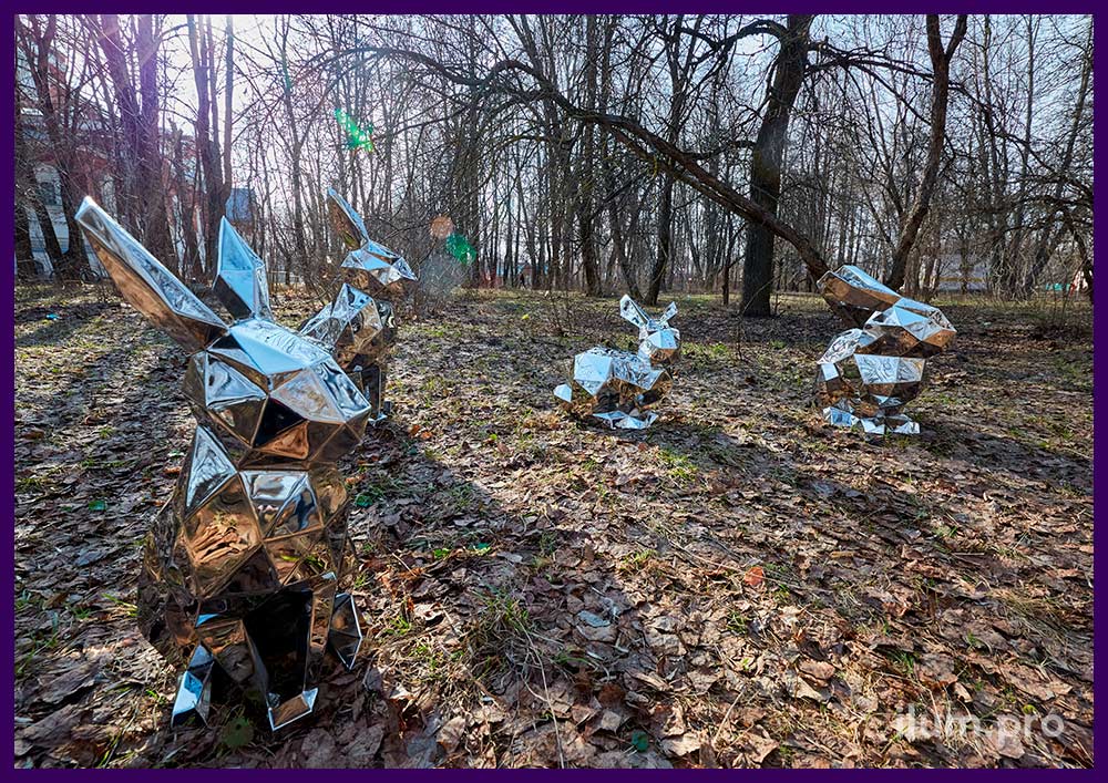 Скульптуры полигональные металлические для украшения территории парка - зеркальные зайцы