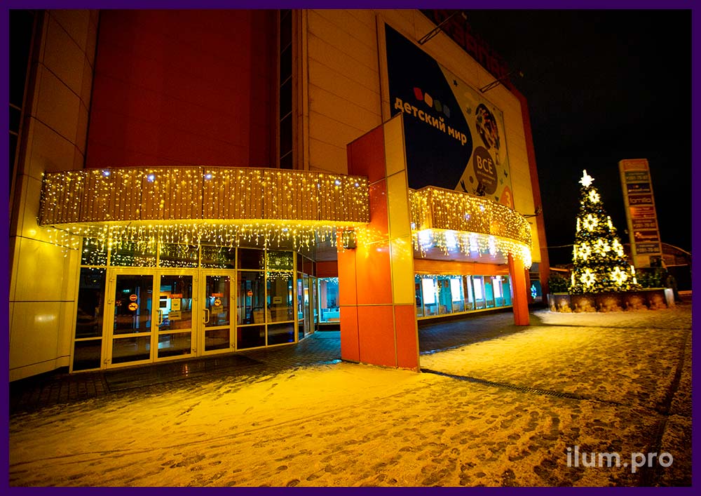 Украшение торгового центра в Воронеже на новогодние праздники, гирлянды тёплых оттенков и звёзды из дюралайта
