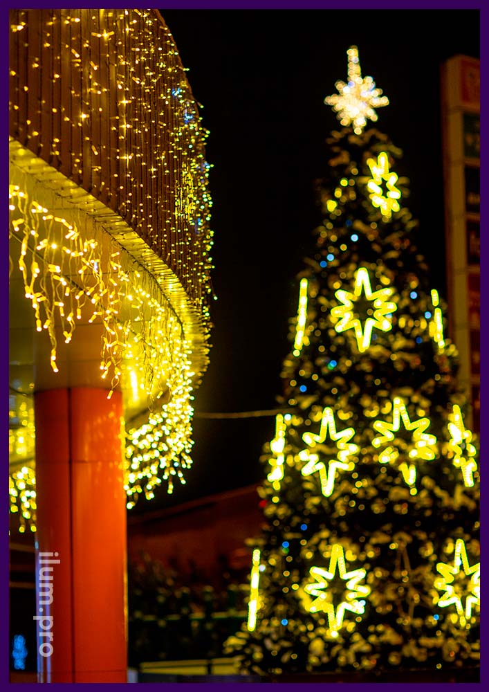 Ёлка со светодиодными звёздами и украшение входных групп торгового центра уличными гирляндами