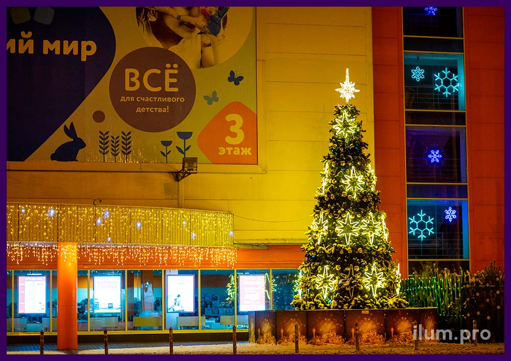 Иллюминация тёпло-белого цвета с защитой от осадков и мороза для украшения торгового центра в Воронеже на Новый год
