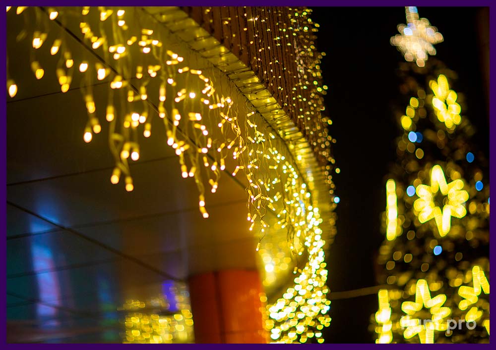 Украшение входа в торговый центр светодиодными гирляндами на Новый год, ТЦ Юго-Запад в Воронеже