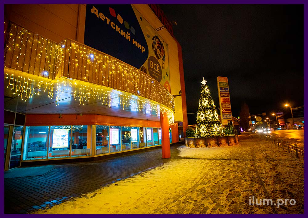 Украшение торгового центра на Новый год светодиодными гирляндами, подсветка фасада и установка уличной ёлки