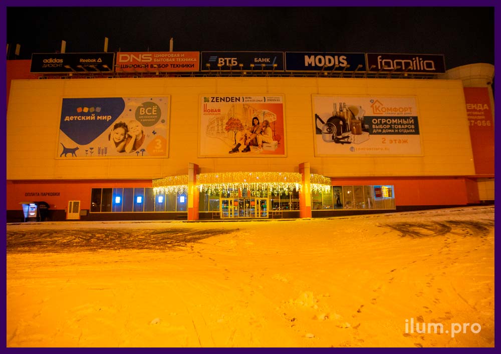 Светодиодная бахрома и дожди на входе в торговый центр в Воронеже на Новый год