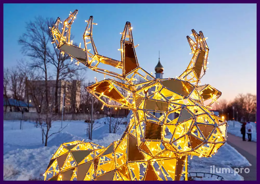 Золотая светящаяся фигура оленя с уличными гирляндами в полигональном стиле для украшения городского сквера