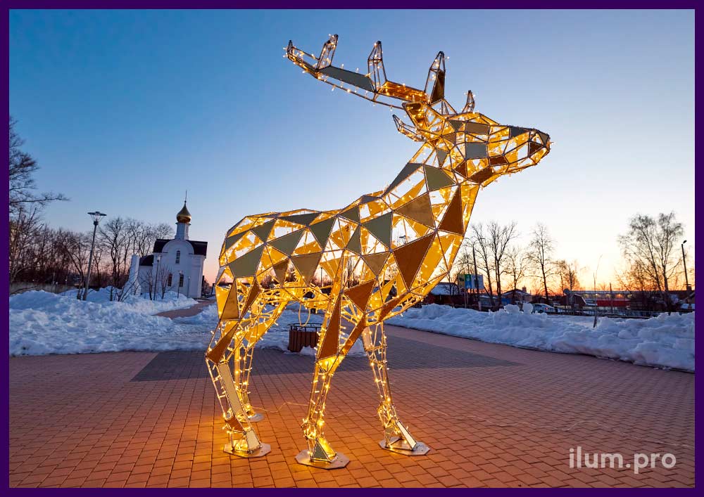 Уличная полигональная фигура оленя с подсветкой гирляндами и золотым зеркальным композитом
