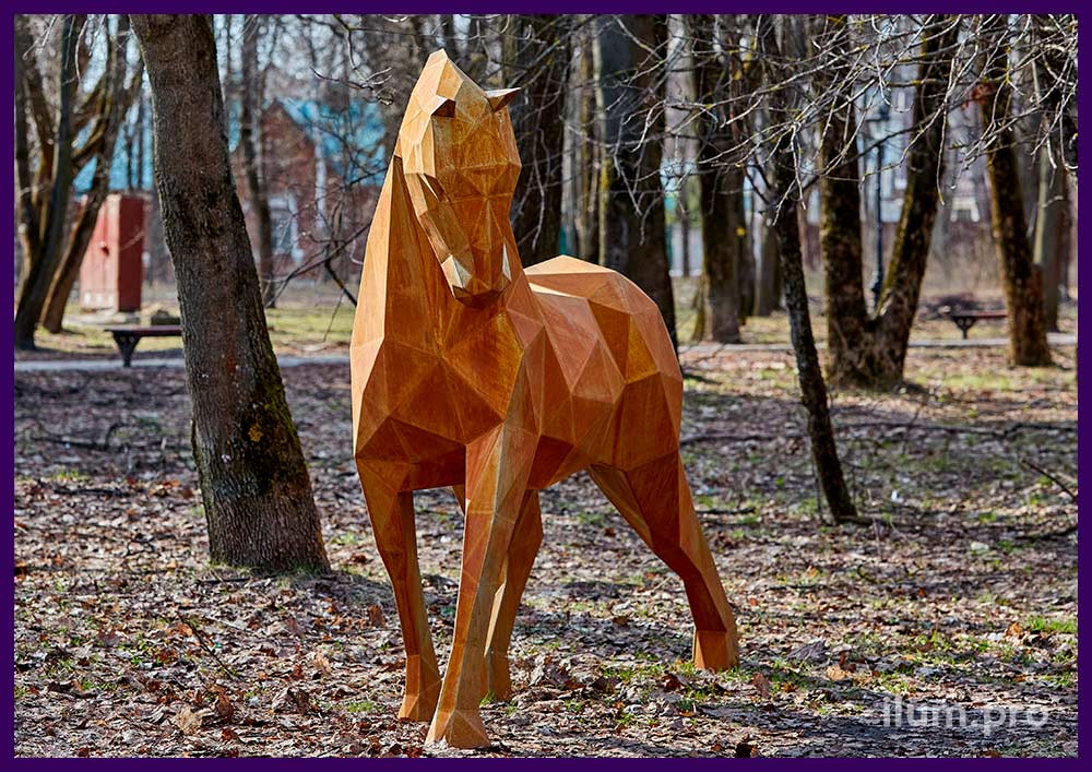Лошадь полигональная металлическая из кортеновской стали в парке