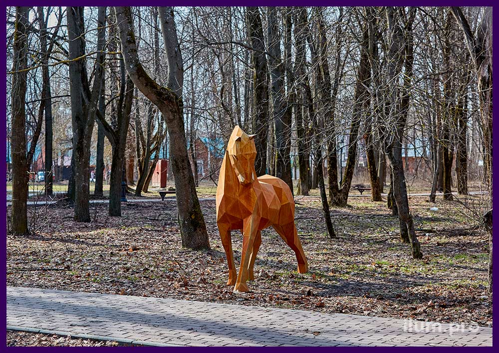 Полигональная лошадь из кортеновской стали в городском парке весной