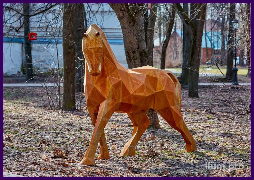 Полигональная лошадь из кортена в городском парке, арт-объект металлический