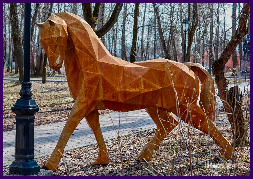Благоустройство парка, установка металлической полигональной скульптуры коня из кортена со свежей патиной