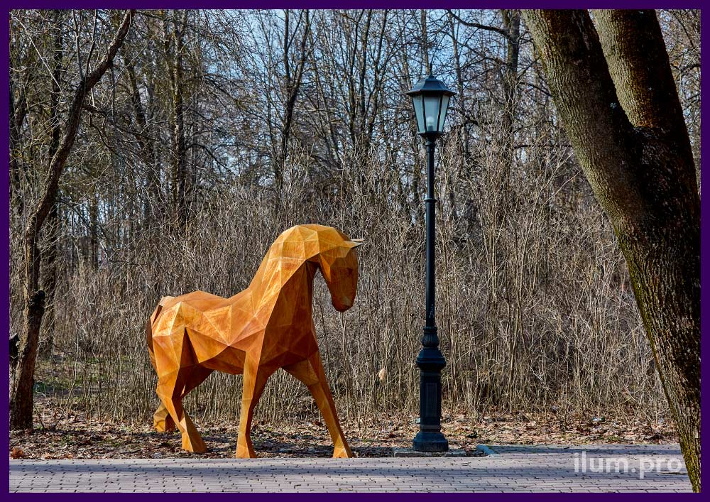 Лошадь полигональная из кортена в городском парке - арт-объект для благоустройства