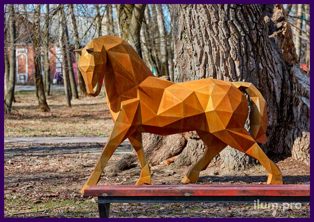 Лошадь из кортена - полигональная скульптура в городском парке с ржавой поверхностью